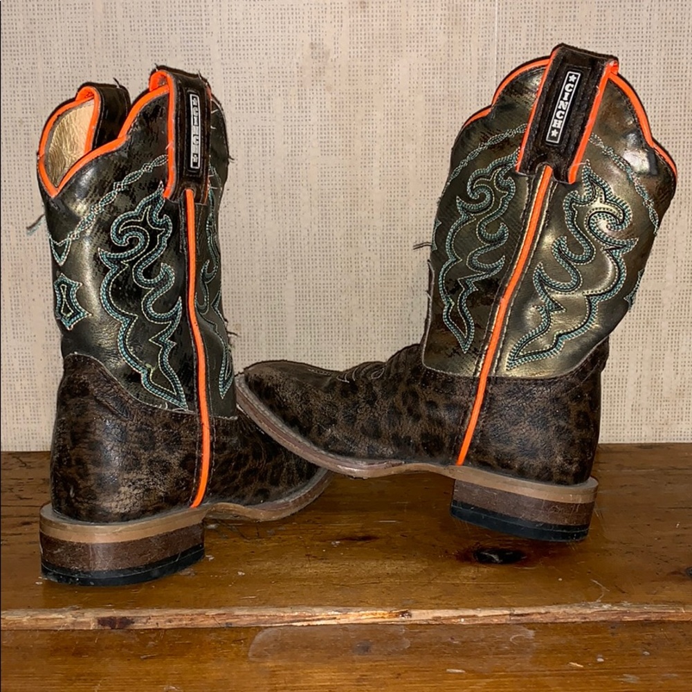 Cute little girls Cinch western boots.